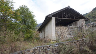 山间古朴小屋 自然景致