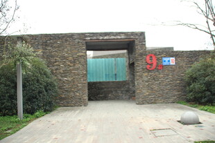 古朴石砌建筑入口