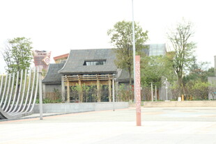 中式建筑前的开阔广场