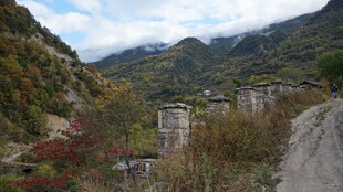山间村落秋景