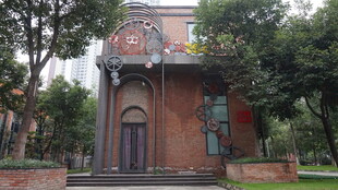 复古风格建筑 绿植环绕