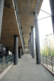 现代建筑下的宽敞廊道