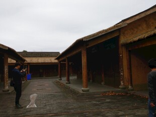 古旧庭院场景