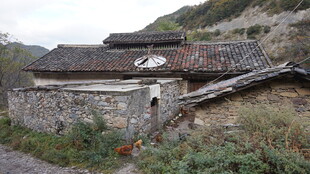 古朴石砌山间小屋