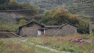 山间古朴小屋 秋景如画