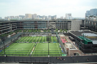 俯瞰城市中的绿茵足球场