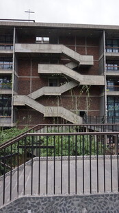 多层建筑外的阶梯式结构
