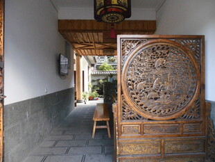 中式古典雕花屏风庭院景