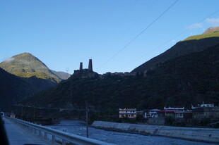 山间城堡与村落风景