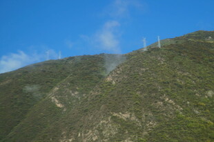 青山蓝天间的自然景致