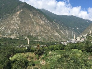 山间绿意盎然的美丽景致
