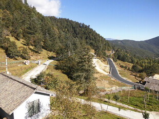 山间蜿蜒公路与民居景色