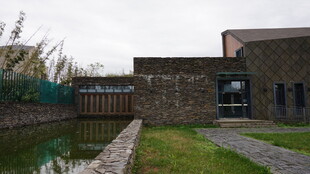 水边石砌建筑景致