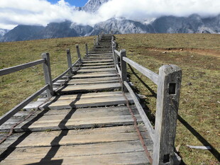 山间木栈道 通往自然之境