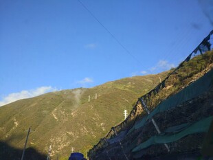 山间经幡飘扬的美丽景致