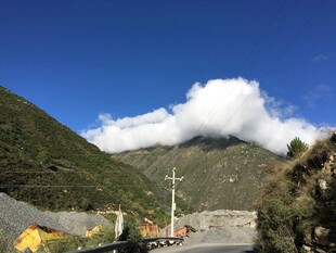 山间公路旁的施工场景