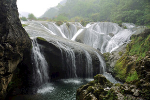 山间瀑布美景