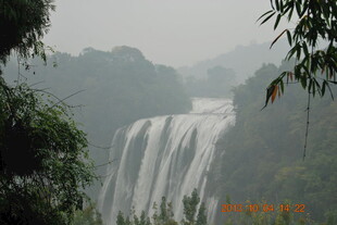 山间壮丽瀑布景观