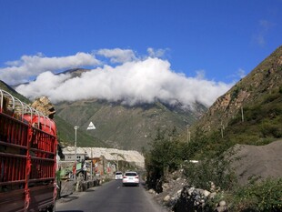 山间公路上的车辆与风景