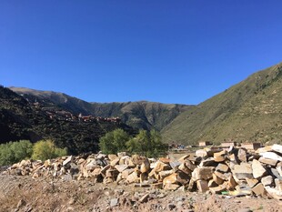 山间石堆与远处青山