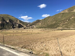 山间开阔田野风景
