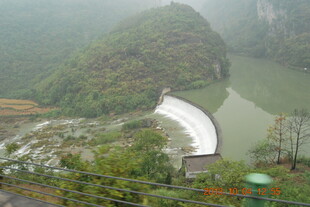 山间雾中河流与堤坝景观