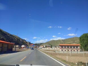 高原公路旁的建筑风景