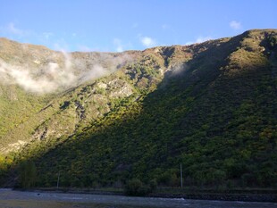 山间美景 绿意盎然的山峦
