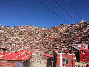 色达红房子景观