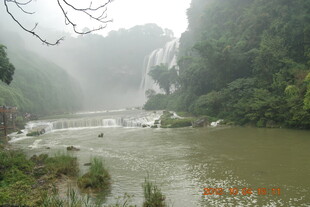 山间雾绕河流美景