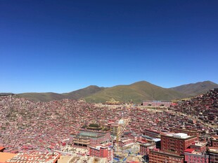俯瞰壮观山城景象