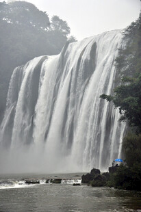 壮观瀑布下的雨中景致