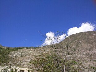蓝天白云下的山峦景色