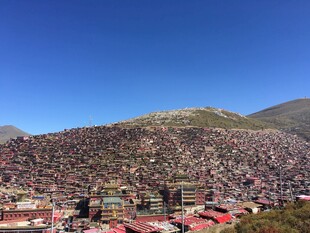 俯瞰山城密集建筑景观