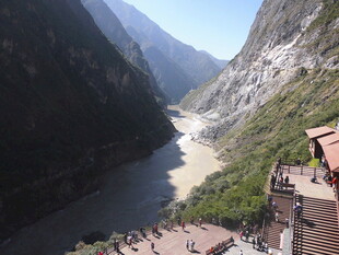 壮丽峡谷中的蜿蜒河流