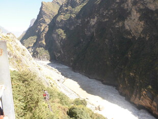 山间河谷壮丽自然景观