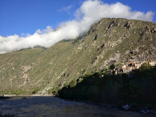 青山傍水的自然美景