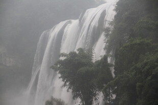 山间瀑布云雾缭绕之景
