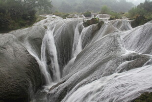 山间壮观瀑布水流倾泻