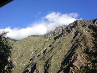 巍峨青山伴白云