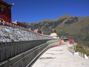藏区寺庙旁的开阔道路