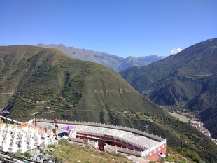 山间建筑俯瞰壮美山景