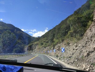 山间公路驾驶风景