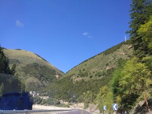 山间美景 蓝天绿树相伴