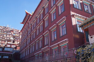 藏式风格多层红色建筑