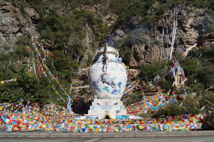 山间瓷瓶景观 五彩经幡环绕