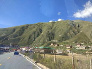 山间公路旁的村落风光