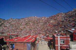 色达红房子景观