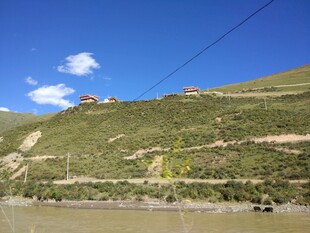 山坡上的建筑与蓝天美景