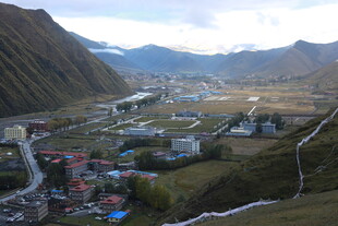 俯瞰山间多彩村落